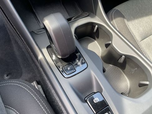 Used 2024 Volvo XC40 B5 Core image 16