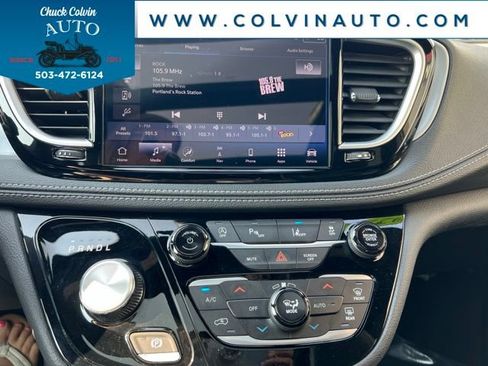 Used 2025 Chrysler Pacifica Limited FWD image 21