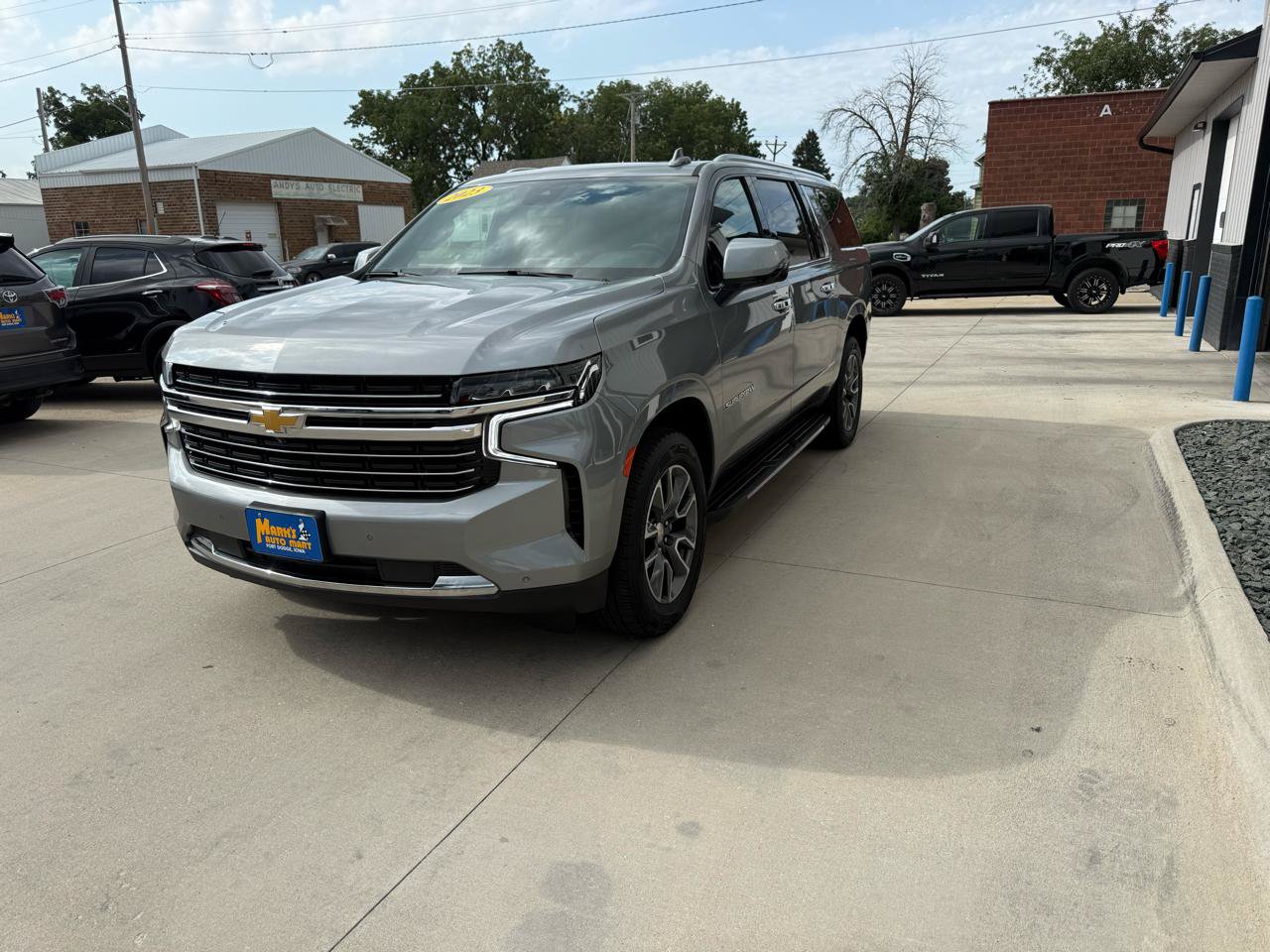 Used 2023 Chevrolet Suburban LT w/ LT Signature Plus Package AWD/4WD image 3