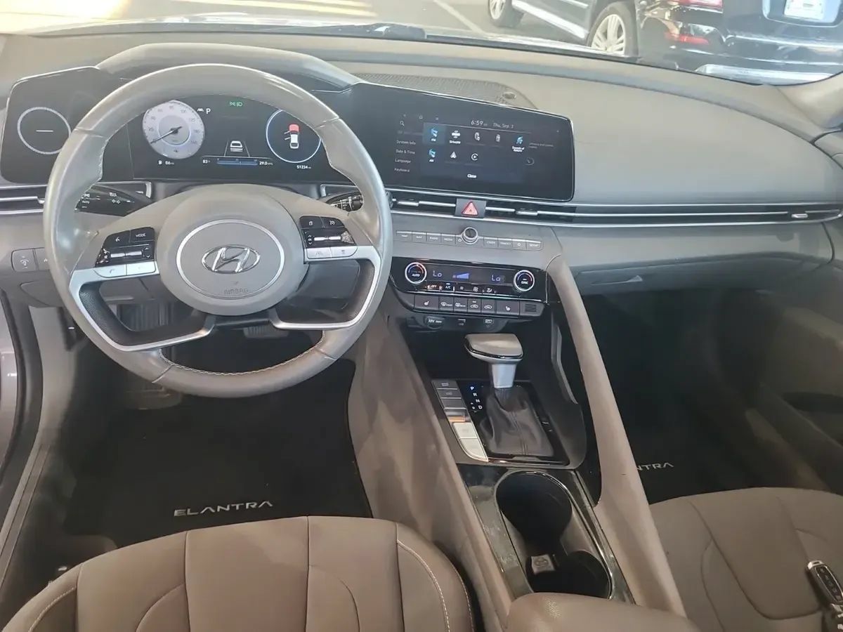 Used 2023 Hyundai Elantra SEL w/ Convenience Package FWD image 9