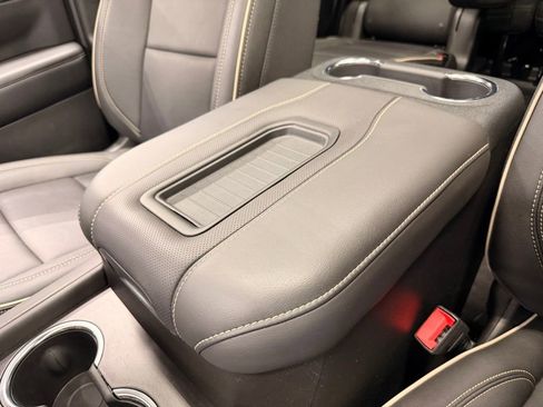 Used 2024 GMC Yukon SLT w/ SLT Premium Package AWD/4WD image 40