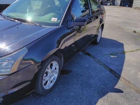 Used 2010 Ford Focus SE FWD image 2