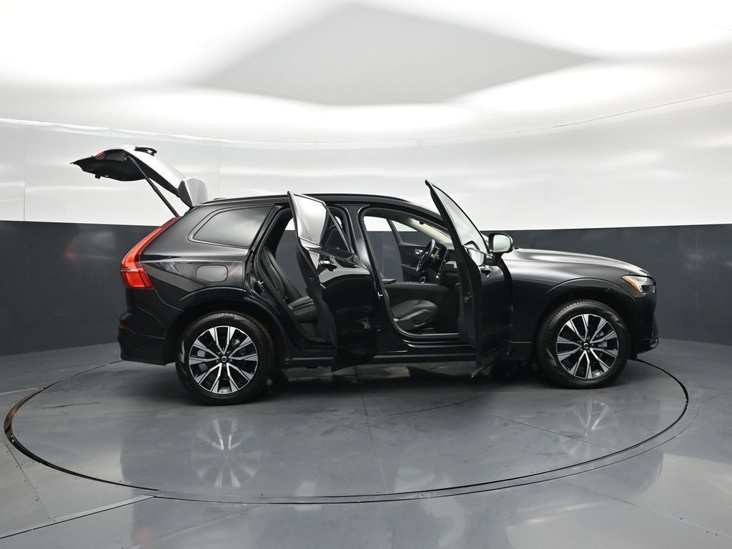 Used 2025 Volvo XC60 B5 Plus AWD/4WD image 4