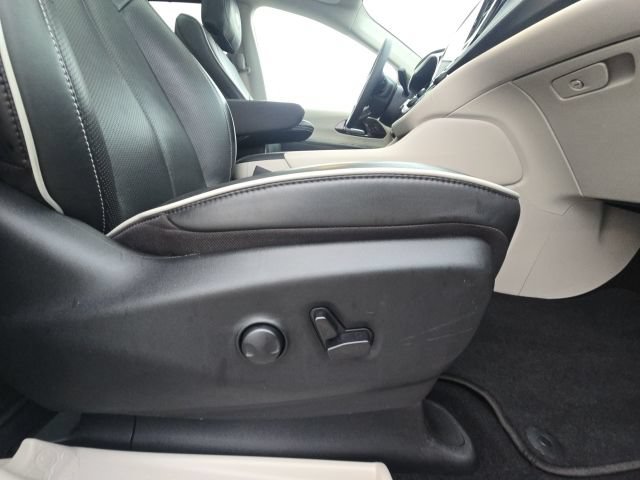 Used 2024 Chrysler Pacifica Limited FWD image 21