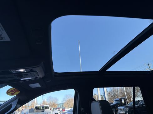 Used 2024 Chevrolet Tahoe Premier w/ Premium Package image 28