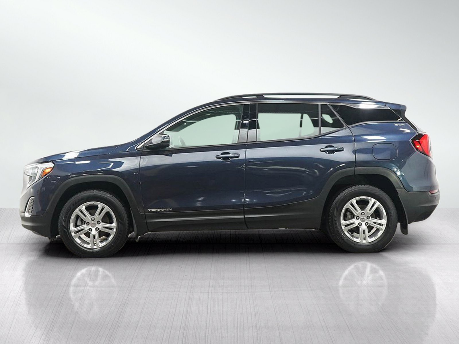 Used 2019 GMC Terrain SLE w/ Driver Convenience Package AWD/4WD image 2