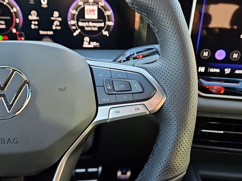 New 2026 Volkswagen Tiguan SE R-Line image 18