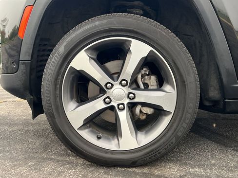 Used 2024 Jeep Grand Cherokee Limited w/ Luxury Tech Group II image 10