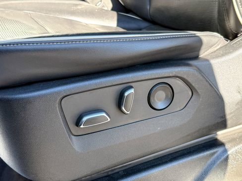 Used 2023 Cadillac Escalade Premium Luxury image 17