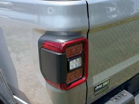 Used 2021 Jeep Gladiator Overland AWD/4WD image 9