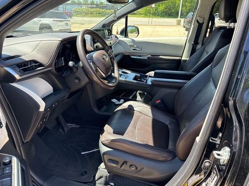 Used 2022 Toyota Sienna Platinum AWD/4WD image 13