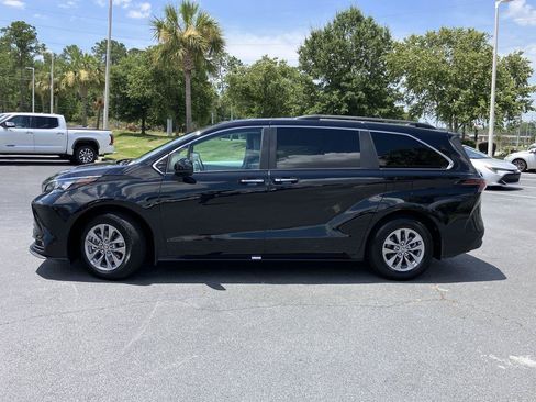 Used 2025 Toyota Sienna XLE w/ XLE Plus Package FWD image 2
