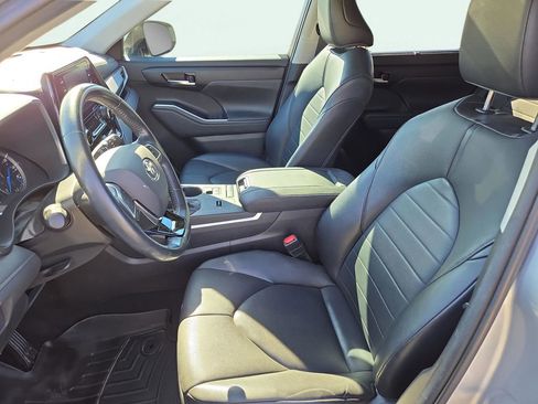Used 2021 Toyota Highlander XLE image 19