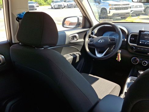 New 2025 Hyundai Venue SE image 9