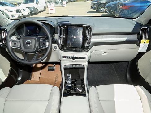 New 2025 Volvo XC40 B5 Plus w/ Protection Package Premier image 22