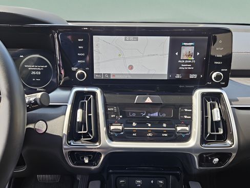 Used 2023 Kia Sorento SX FWD image 19