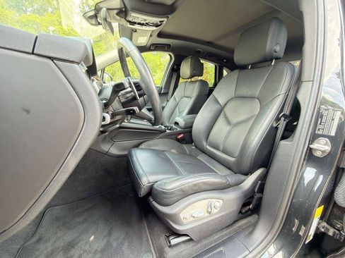 Certified 2024 Porsche Macan AWD/4WD image 5
