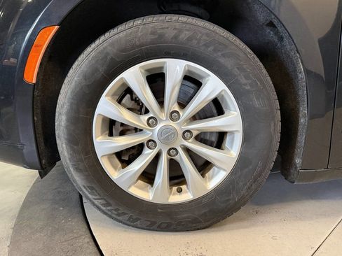 Used 2019 Chrysler Pacifica Touring-L image 28