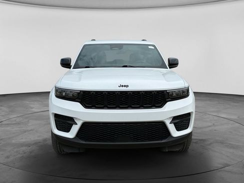 Used 2024 Jeep Grand Cherokee Altitude RWD image 4