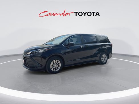 Certified 2026 Toyota Sienna LE FWD image 4