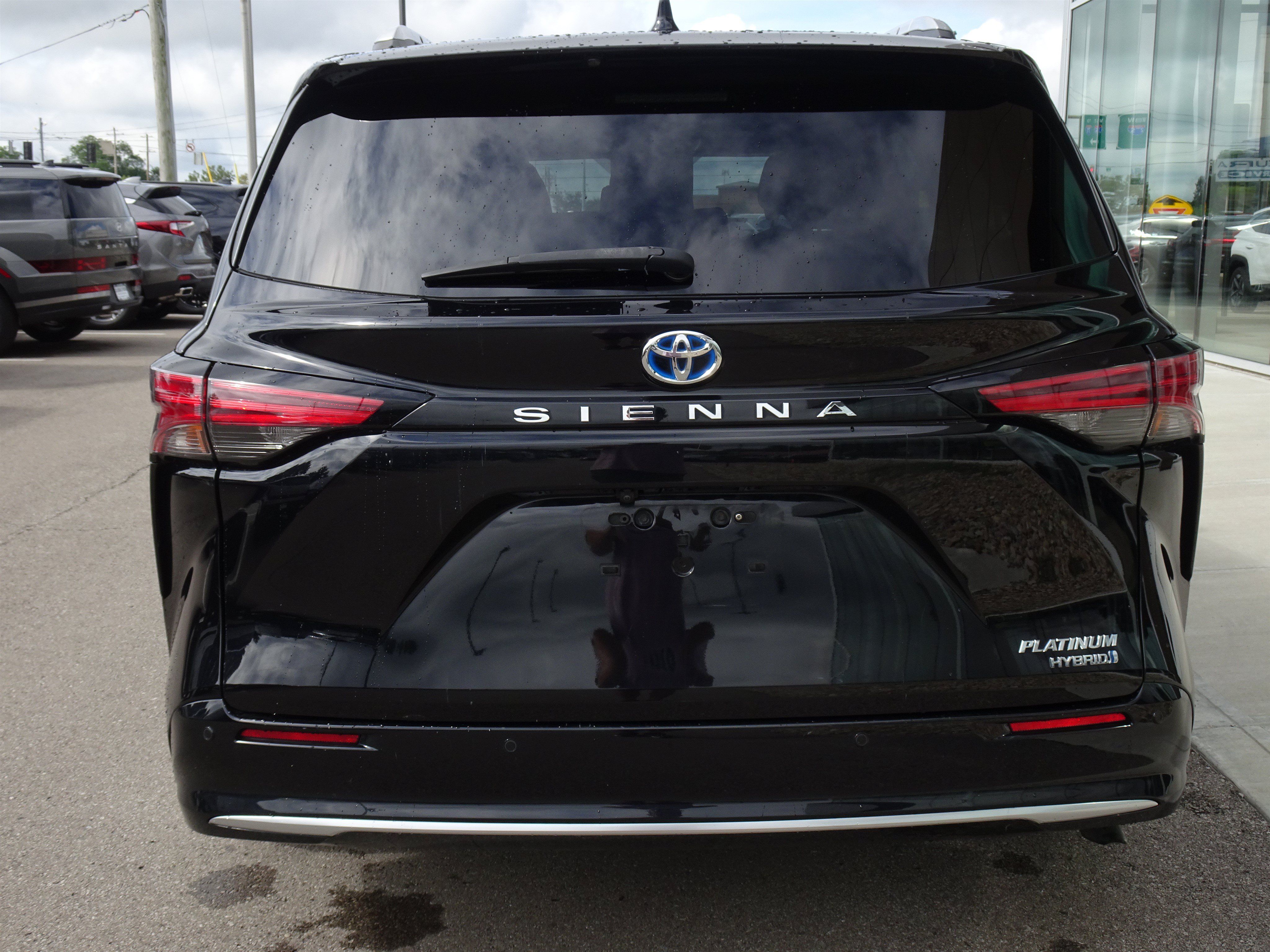 Used 2021 Toyota Sienna Platinum FWD image 4