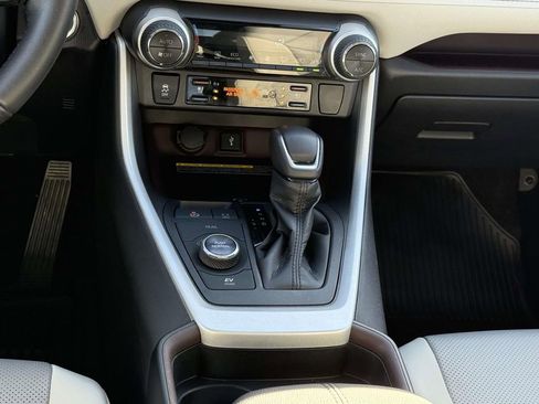 Used 2020 Toyota RAV4 Limited image 19