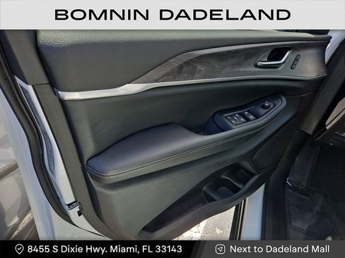 Used 2025 Jeep Grand Cherokee Limited w/ Black Appearance Package image 21