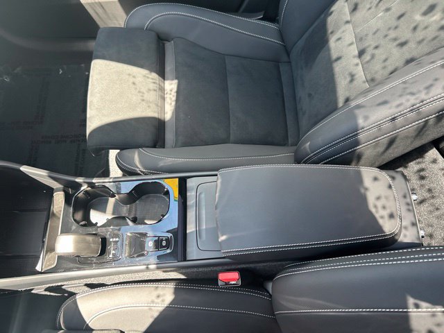 Certified 2025 Volvo XC40 B5 Plus AWD/4WD image 27