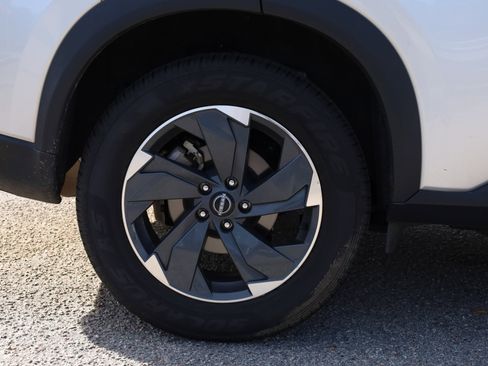 Used 2024 Nissan Rogue SV image 15