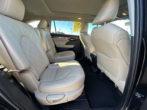 Used 2024 Toyota Highlander Platinum image 29