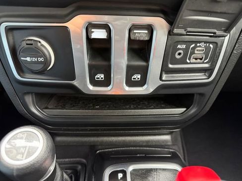 Used 2018 Jeep Wrangler Sport AWD/4WD image 22