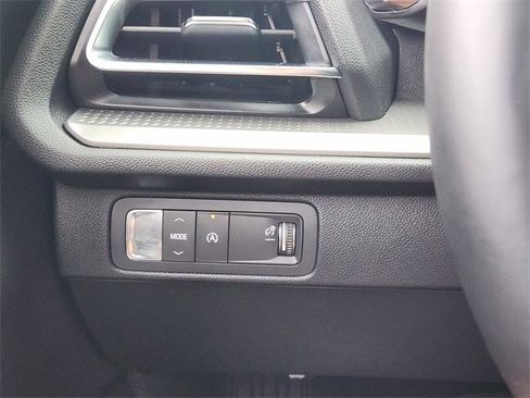 Used 2025 Chevrolet Traverse LT w/ Driver Confidence Package FWD image 23