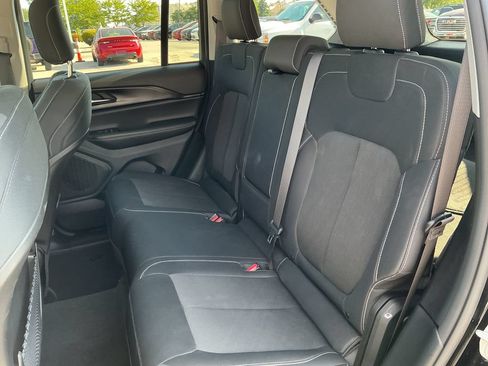 Used 2023 Jeep Grand Cherokee Laredo AWD/4WD image 23
