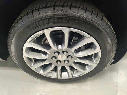 Used 2023 GMC Acadia Denali w/ Denali Technology Package FWD image 4