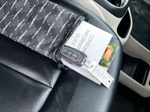 Used 2024 Chrysler Pacifica Select image 20