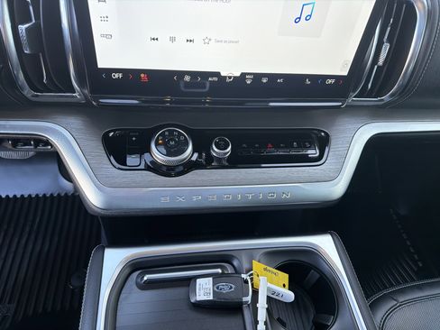 Certified 2025 Ford Expedition Platinum image 46