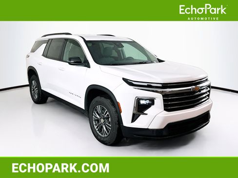Used 2025 Chevrolet Traverse LT image 1