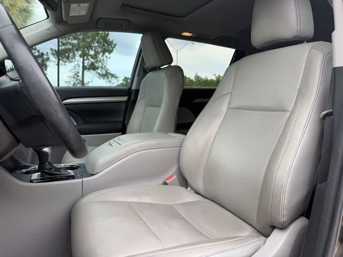 Used 2018 Toyota Highlander XLE FWD image 10