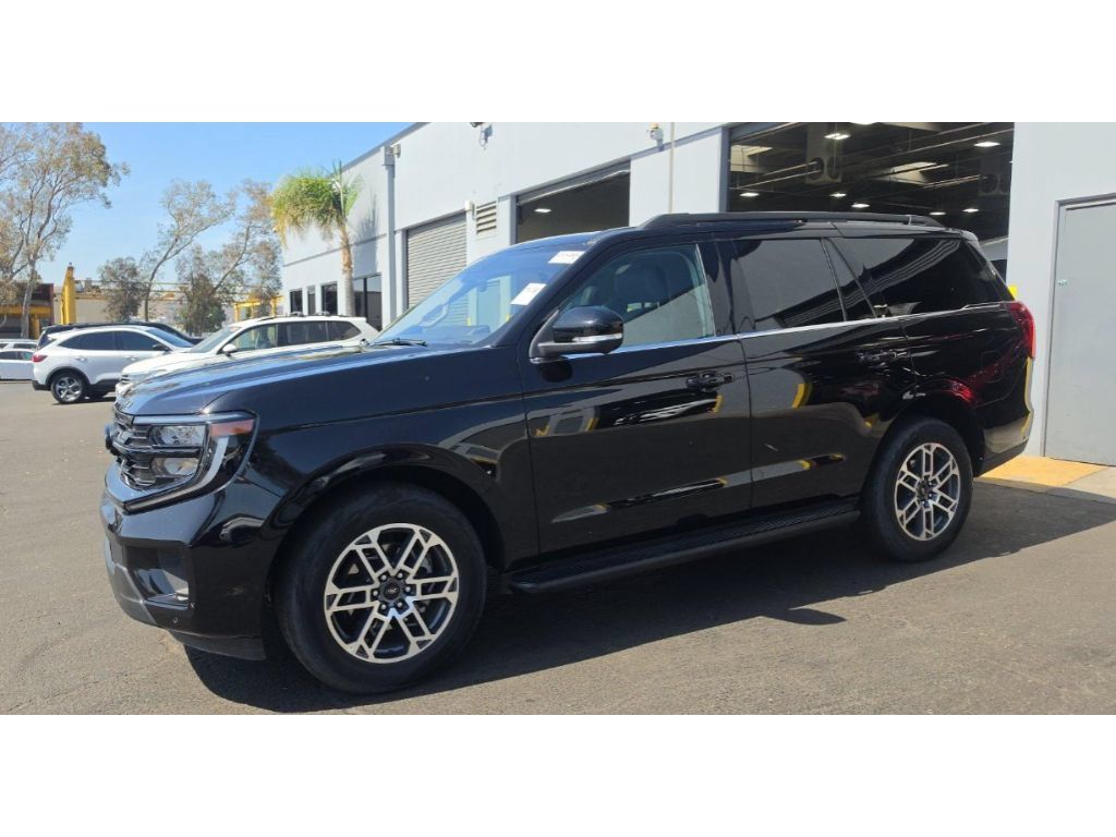 Used 2025 Ford Expedition Active AWD/4WD image 1