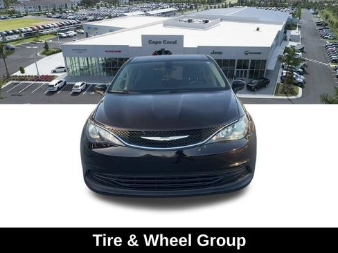 Certified 2017 Chrysler Pacifica Touring w/ Tire & Wheel Group FWD image 4