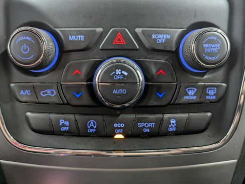 Used 2021 Jeep Grand Cherokee Laredo AWD/4WD image 18