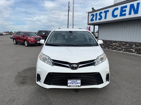 Used 2018 Toyota Sienna LE image 2