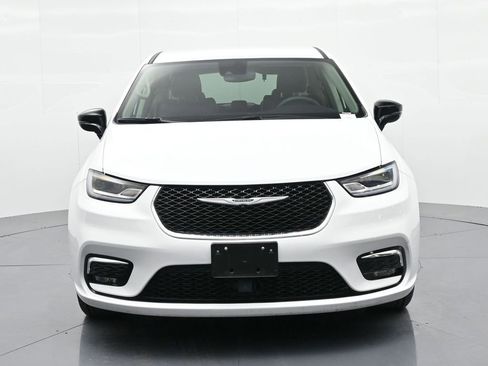 Used 2024 Chrysler Pacifica Touring-L image 3