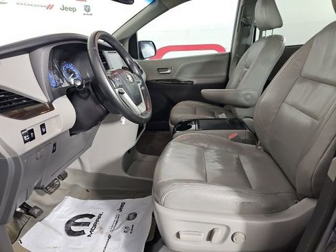 Used 2015 Toyota Sienna XLE image 10