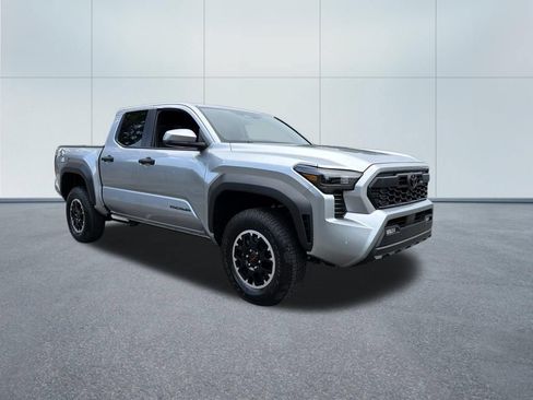 Used 2025 Toyota Tacoma TRD Off-Road w/ TRD Off Road Upgrade Package AWD/4WD image 4