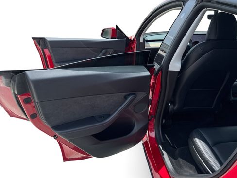 Certified 2021 Tesla Model Y Long Range AWD/4WD image 10