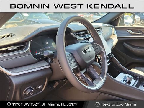 Used 2025 Jeep Grand Cherokee Limited w/ Black Appearance Package image 8