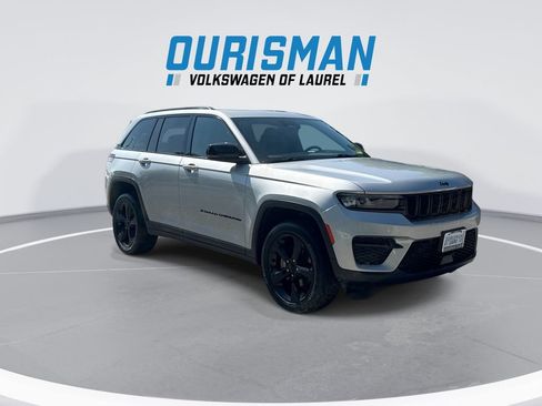 Used 2023 Jeep Grand Cherokee Altitude AWD/4WD image 2