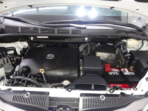 Used 2017 Toyota Sienna XLE image 12