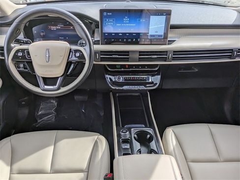 Used 2025 Lincoln Corsair Premiere image 14